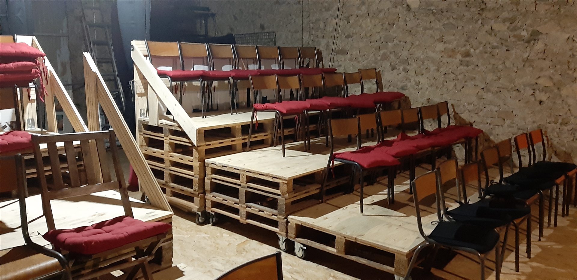 Les gradins et les fauteuils du Théâtre Le Cantou