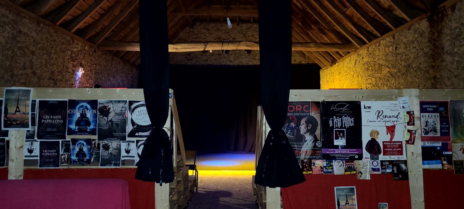 La scène du Théâtre Le Cantou installée dans une ancienne grange