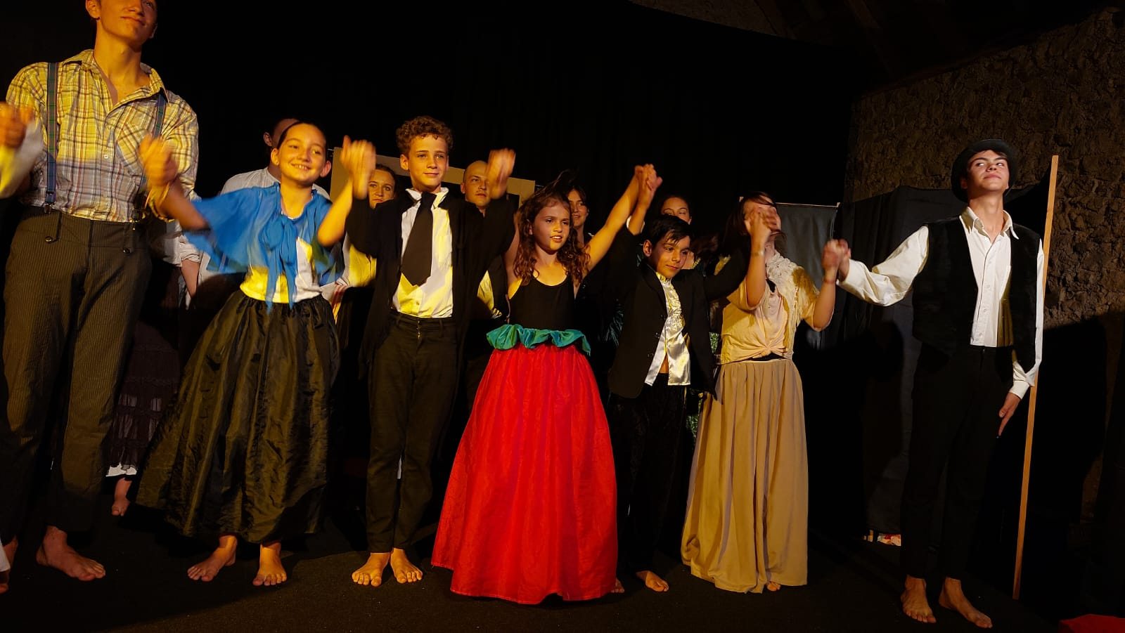La troupe du spectacle Ah, la belle époque sur la scène du Cantou
