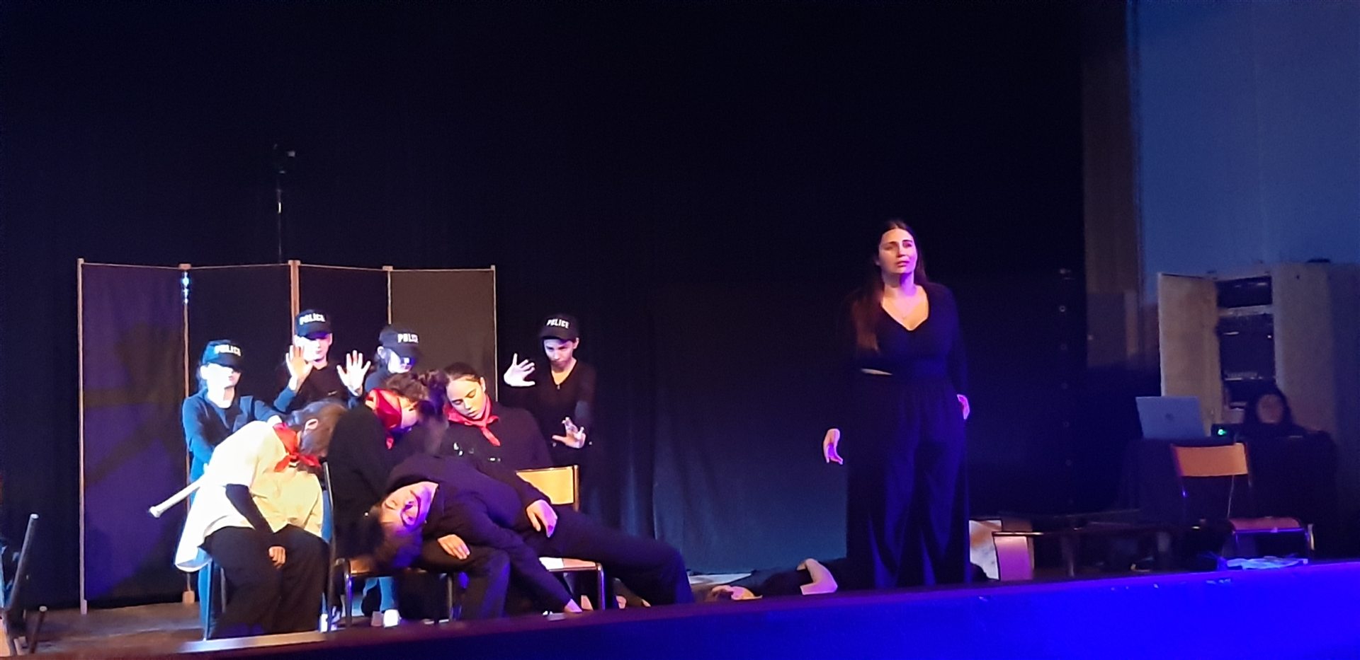 Les comédiens du spectacle Les Faits papillons sur scène