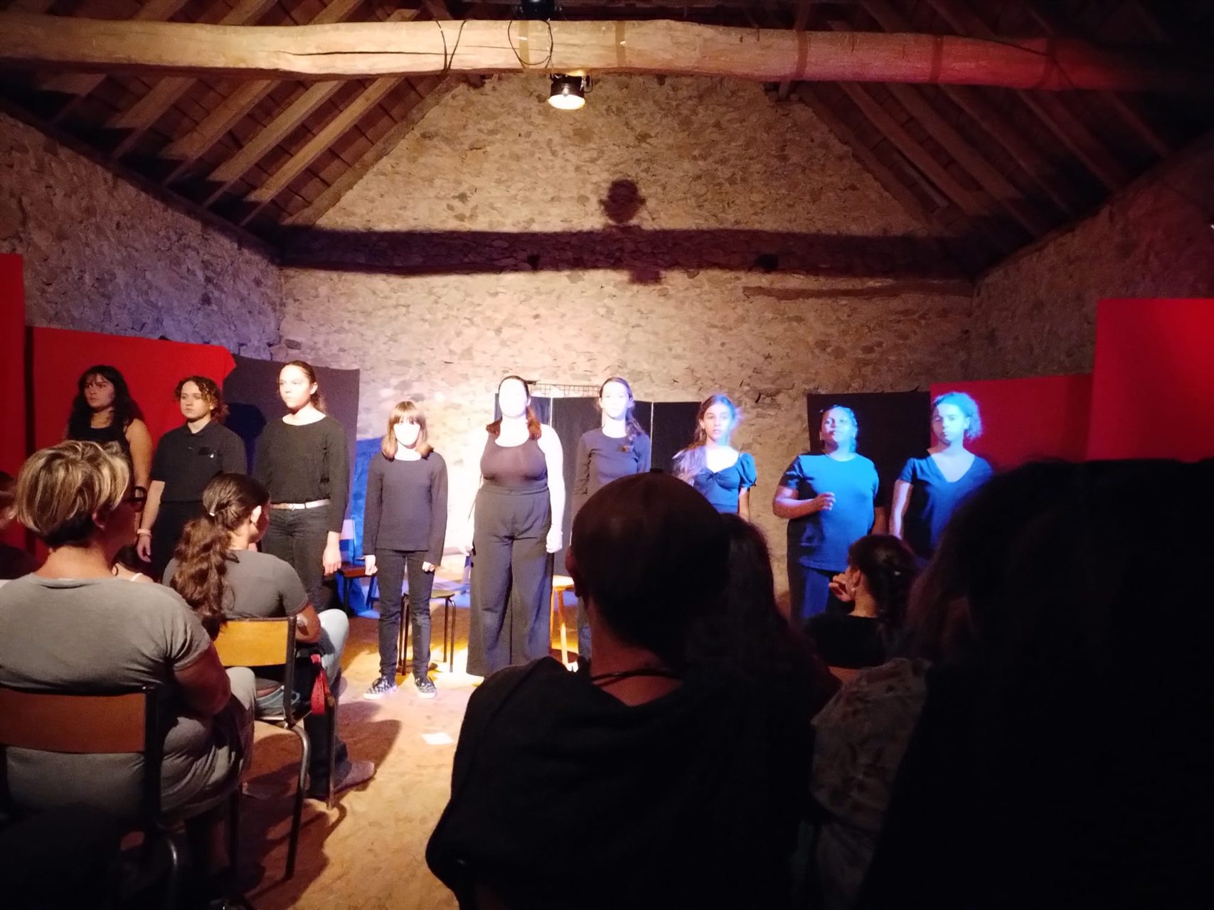 La troupe du spectacle Silence saluant le public du Théâtre Le Cantou